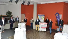 Spendenübergabe an den AKHD mit geregeltem Abstand.
